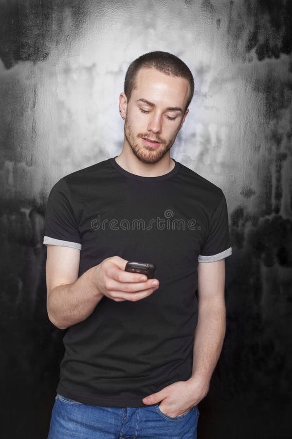 κινητό τηλέφωνο ατόμων sms που δακτυλογραφεί στοκ εικόνα με δικαίωμα ελεύθερης χρήσης