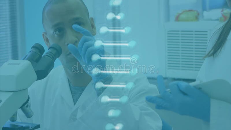 Κινούμενη εικόνα του τμήματος dna πάνω από τον αρσενικό επιστήμονα με χρήση μικροσκοπίου απόθεμα βίντεο