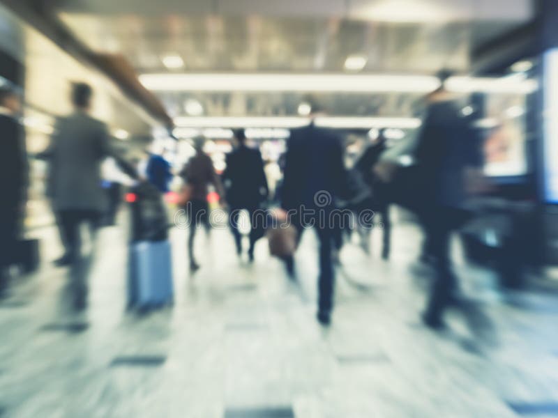 Κινούμενος σταθμός τρένου περπατήματος επιχειρηματιών ανθρώπων θαμπάδων στοκ φωτογραφίες με δικαίωμα ελεύθερης χρήσης Κινούμενος σταθμός τρένου περπατήματος επιχειρηματιών ανθρώπων θαμπάδων στοκ φωτογραφίες με δικαίωμα ελεύθερης χρήσης