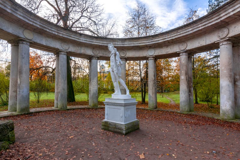 Κιονοστοιχία απόλλωνα Pavlovsk στο πάρκο το φθινόπωρο, Αγία Πετρούπολη, Ρωσία στοκ εικόνα με δικαίωμα ελεύθερης χρήσης Κιονοστοιχία απόλλωνα Pavlovsk στο πάρκο το φθινόπωρο, Αγία Πετρούπολη, Ρωσία στοκ εικόνα με δικαίωμα ελεύθερης χρήσης