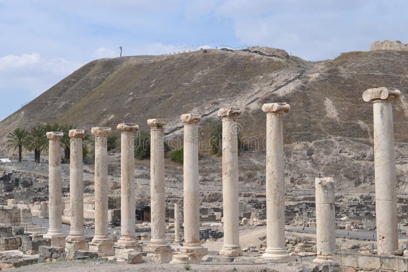 Κιονωτή οδός, ανασκαμμένη αρχαία πόλη της ρωμαϊκής και ελληνικής αρχαιολογίας Beit Shean, Galilee, του Ισραήλ, στοκ φωτογραφία Κιονωτή οδός, ανασκαμμένη αρχαία πόλη της ρωμαϊκής και ελληνικής αρχαιολογίας Beit Shean, Galilee, του Ισραήλ, στοκ φωτογραφία