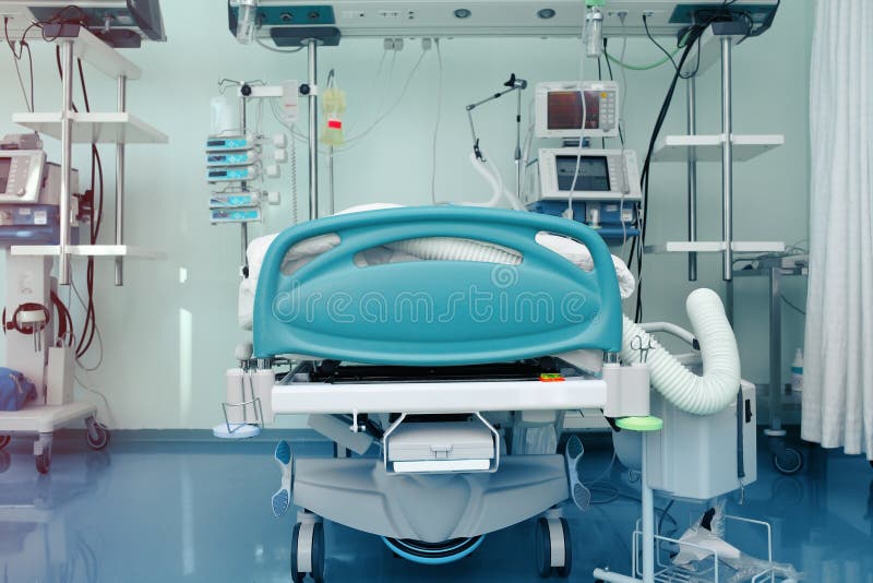 κλίνη icu περιτριγυρισμένη από προηγμένες συσκευές τεχνητού αερισμού και άλλο εξοπλισμό υποστήριξης ζωής στοκ φωτογραφίες με δικαίωμα ελεύθερης χρήσης
