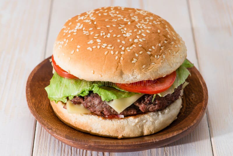 κλασική burger κινηματογράφηση σε πρώτο πλάνο στοκ εικόνα με δικαίωμα ελεύθερης χρήσης