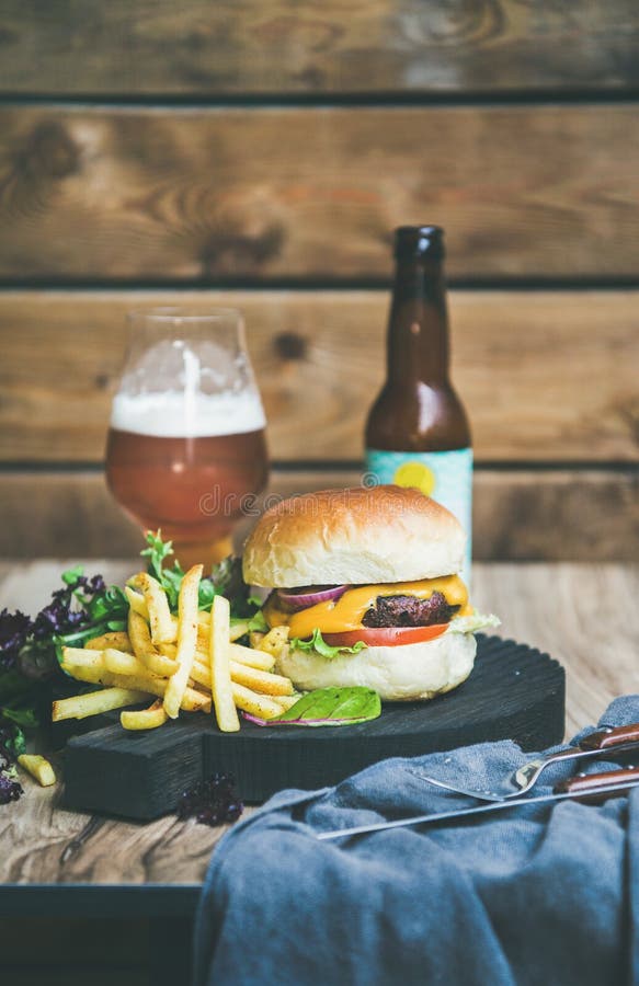 Κλασικό burger γεύμα με την μπύρα και τις τηγανιτές πατάτες στοκ φωτογραφία με δικαίωμα ελεύθερης χρήσης