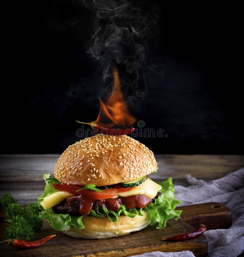 Κλασικό burger με ένα κεφτές, ένα τυρί και τα λαχανικά, πάνω από στοκ φωτογραφία με δικαίωμα ελεύθερης χρήσης