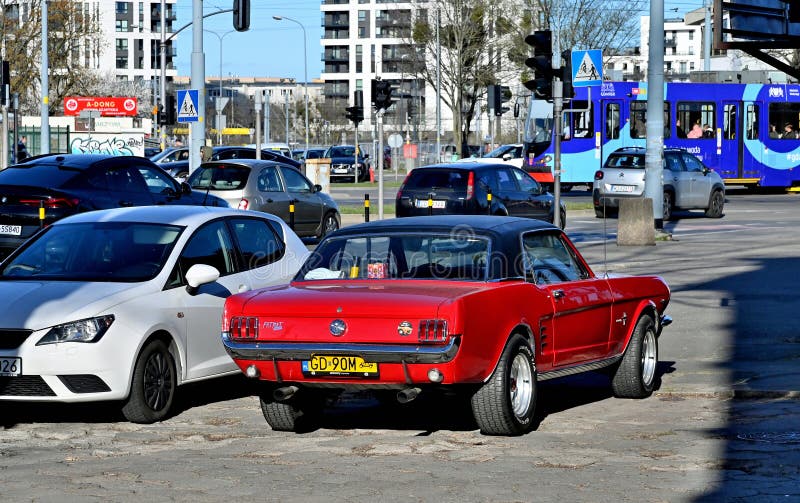 Κλασικό βετεράνο ρετρό ή μυϊκό αυτοκίνητο Ford Mustang 233 σκληροπυρηνική μπροστινή δεξιά πλευρά παρκαρισμένο στοκ εικόνα με δικαίωμα ελεύθερης χρήσης