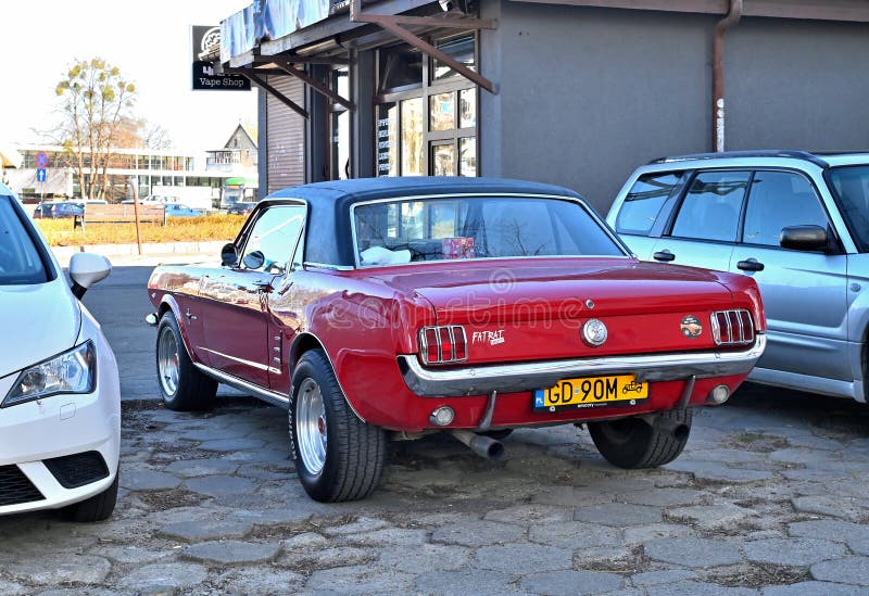 Κλασικό βετεράνο ρετρό ή μυϊκό αυτοκίνητο Ford Mustang 233 σκληροπυρηνική μπροστινή δεξιά πλευρά παρκαρισμένο στοκ φωτογραφία