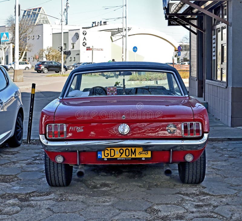Κλασικό βετεράνο ρετρό ή μυϊκό αυτοκίνητο Ford Mustang 233 σκληροπυρηνική μπροστινή δεξιά πλευρά παρκαρισμένο στοκ εικόνα