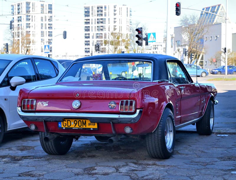 Κλασικό βετεράνο ρετρό ή μυϊκό αυτοκίνητο Ford Mustang 233 σκληροπυρηνική μπροστινή δεξιά πλευρά παρκαρισμένο στοκ εικόνες με δικαίωμα ελεύθερης χρήσης