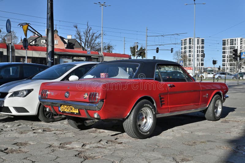 Κλασικό βετεράνο ρετρό ή μυϊκό αυτοκίνητο Ford Mustang 233 σκληροπυρηνική μπροστινή δεξιά πλευρά παρκαρισμένο στοκ εικόνες