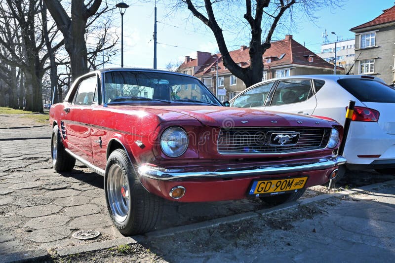 Κλασικό βετεράνο ρετρό ή μυϊκό αυτοκίνητο Ford Mustang 233 σκληροπυρηνική μπροστινή δεξιά πλευρά παρκαρισμένο στοκ φωτογραφίες