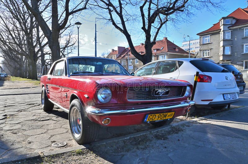 Κλασικό βετεράνο ρετρό ή μυϊκό αυτοκίνητο Ford Mustang 233 σκληροπυρηνική μπροστινή δεξιά πλευρά παρκαρισμένο στοκ εικόνες
