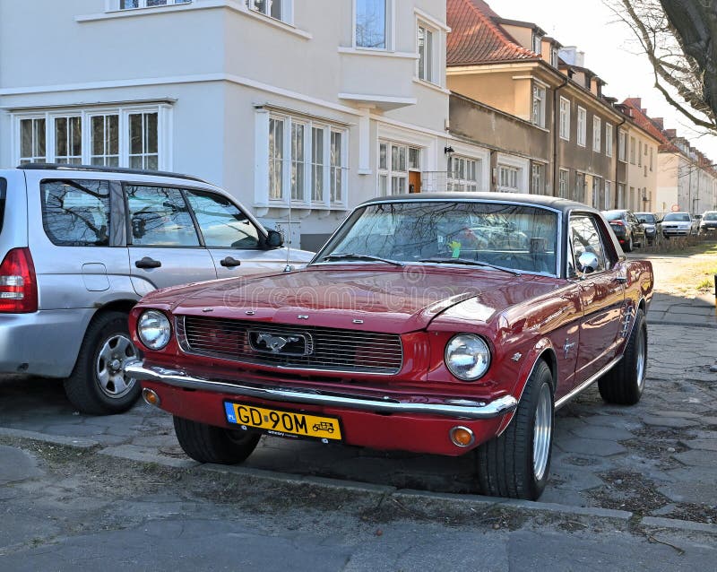 Κλασικό παλαιό αυτοκίνητο ρετρό Ford Mustang κουπέ που είχε σταθμεύσει στην αριστερή πλευρά στοκ φωτογραφίες