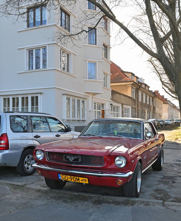 Κλασικό παλαιό αυτοκίνητο ρετρό Ford Mustang κουπέ που είχε σταθμεύσει στην αριστερή πλευρά στοκ φωτογραφίες