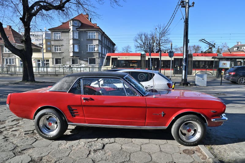Κλασικό παλαιό αυτοκίνητο ρετρό Ford Mustang 233 μετατρέψιμο σκληρό μπροστινό μέρος δεξιά παρκαρισμένο στοκ φωτογραφίες