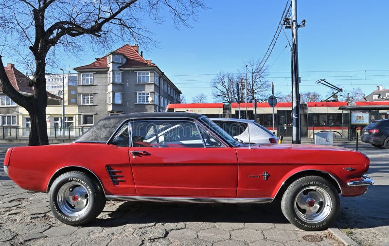 Κλασικό παλαιό αυτοκίνητο ρετρό Ford Mustang 233 μετατρέψιμο σκληρό μπροστινό μέρος δεξιά παρκαρισμένο στοκ εικόνες