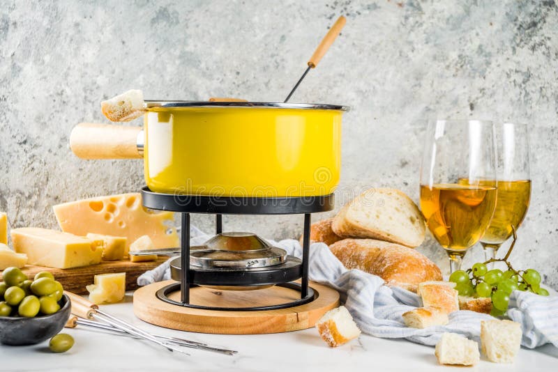 Κλασσικό ελβετικό fondue τυριών στοκ εικόνα με δικαίωμα ελεύθερης χρήσης Κλασσικό ελβετικό fondue τυριών στοκ εικόνα με δικαίωμα ελεύθερης χρήσης