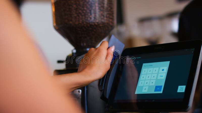 Κλείσιμο Γυναίκας Εργαζόμενης Σε Καφετέρια Σάρωση Ταυτότητας Προσωπικού Μέσω Ταμειακής Εγγραφής στοκ εικόνες