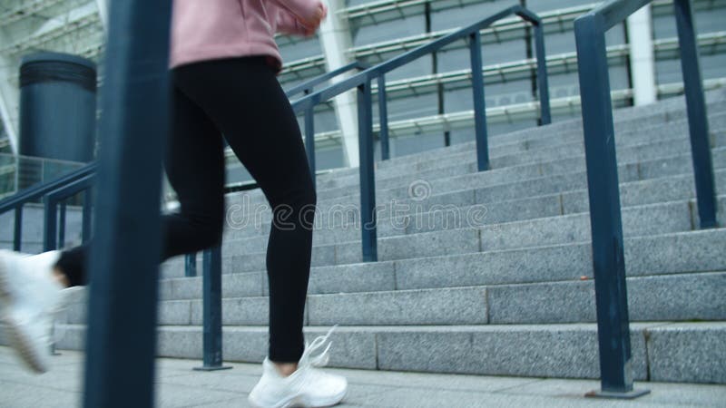 κλείσιμο γυναικείων ποδιών με σκάλες έξω. κλείσιμο αθλητικής γυναίκας τζόκινγκ στοκ φωτογραφίες