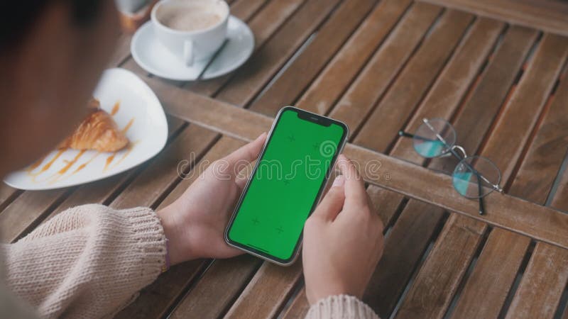 κλείσιμο γυναικών που κρατούν ψηφιακό tablet, λευκή οθόνη και γραφίδα απόθεμα βίντεο