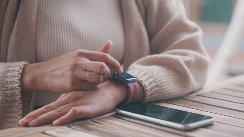 κλείσιμο γυναικών που κρατούν ψηφιακό tablet, λευκή οθόνη και γραφίδα απόθεμα βίντεο