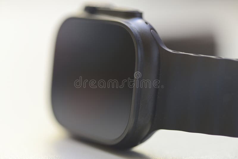 Κλείσιμο ενός μοντέρνου μαύρου smartwatch με κομψή σχεδίαση και ελαστικό λουρί σε ένα φωτεινό μινιμαλιστικό φόντο στοκ εικόνα