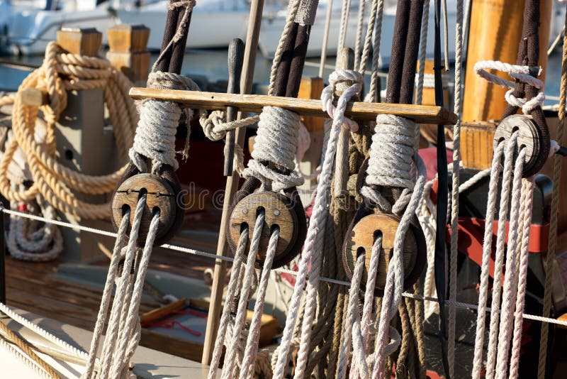 Κλείσιμο λεπτομερειών των σχοινιών ή των σχοινιών κατά τη διόρθωση στοκ εικόνες Κλείσιμο λεπτομερειών των σχοινιών ή των σχοινιών κατά τη διόρθωση στοκ εικόνες