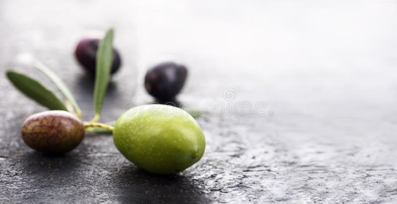 Κλείσιμο νωπών καρπών ελιάς σε σκούρο φόντο με υφή, με κενό Ελιές με φύλλα, μαύρες και πράσινες στοκ φωτογραφίες με δικαίωμα ελεύθερης χρήσης