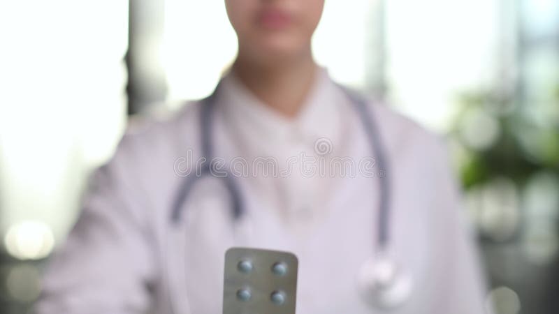κλείσιμο πορτραίτου γυναίκα γιατρός επιστήμονας φαρμακοποιός κοιτάζει φωτογραφική μηχανή που παρουσιάζει νέο αποτελεσματικό φάρμακ