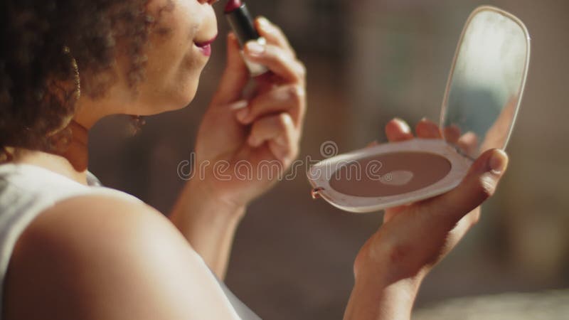 κλείσιμο της νύφης ζωγραφίζοντας χείλη και κοιτάζοντας στον καθρέφτη