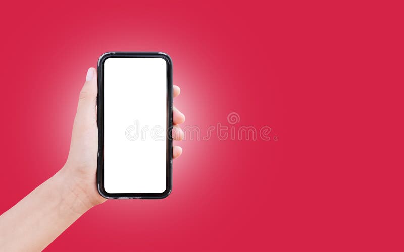 κλείσιμο του αρσενικού κινητού που κρατά το smartphone με κενό στην οθόνη στο φόντο του χρώματος του 2023 viva magenta. στοκ φωτογραφία