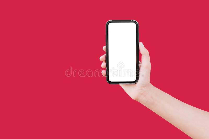 κλείσιμο του αρσενικού κινητού που κρατά το smartphone με κενό στην οθόνη στο φόντο του χρώματος του 2023 viva magenta. στοκ εικόνες