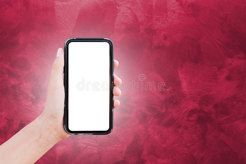 κλείσιμο του αρσενικού χεριού κρατώντας το smartphone με κενό στην οθόνη στο φόντο με υφή του χρώματος του έτους 2023 viva στοκ φωτογραφίες