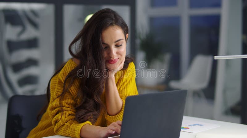 κλείσιμο χαμογελαστής επιχειρηματίας που εργάζεται φορητός υπολογιστής στο γραφείο. όμορφη γυναίκα που πληκτρολογεί κείμενο