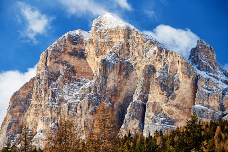 Κλείστε αυξημένος βουνών Cortina δ των “Ampezzo στοκ εικόνα Κλείστε αυξημένος βουνών Cortina δ των “Ampezzo στοκ εικόνα
