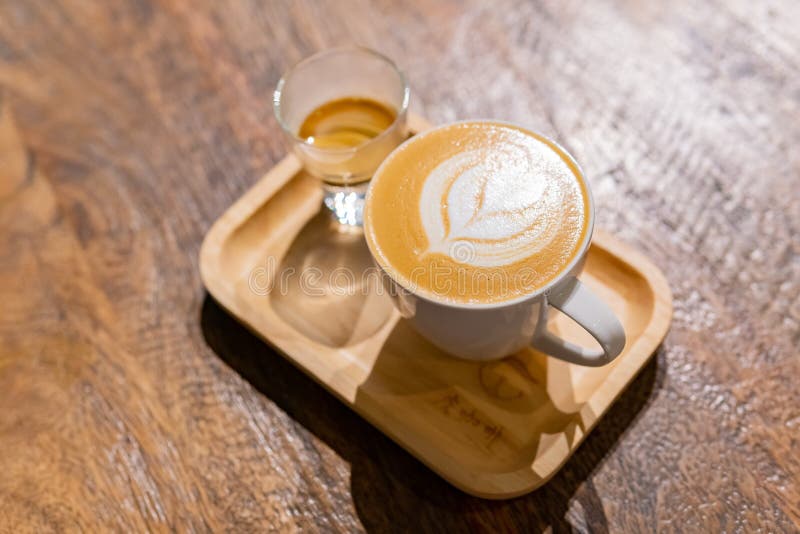 Κλείστε αυξημένος ενός φλυτζανιού του καφέ Latte στοκ εικόνα Κλείστε αυξημένος ενός φλυτζανιού του καφέ Latte στοκ εικόνα