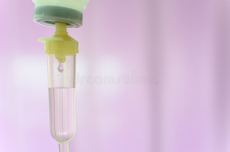Κλείστε επάνω αλατούχο IV σταλαγματιά για τον ασθενή και την αντλία έγχυσης στο hospita στοκ φωτογραφία με δικαίωμα ελεύθερης χρήσης Κλείστε επάνω αλατούχο IV σταλαγματιά για τον ασθενή και την αντλία έγχυσης στο hospita στοκ φωτογραφία με δικαίωμα ελεύθερης χρήσης