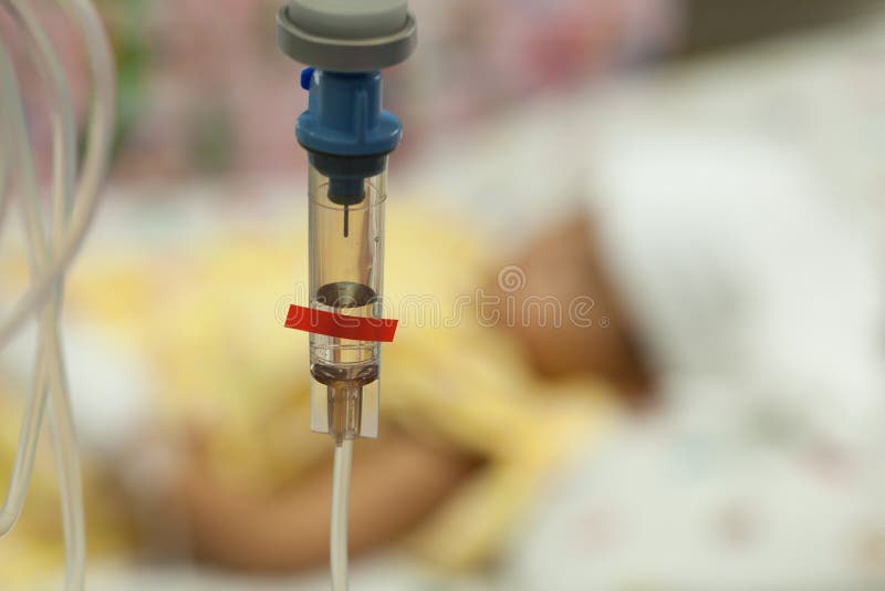 Κλείστε επάνω αλατούχο IV σταλαγματιά για τον ασθενή και την αντλία έγχυσης στο hospita στοκ φωτογραφία με δικαίωμα ελεύθερης χρήσης Κλείστε επάνω αλατούχο IV σταλαγματιά για τον ασθενή και την αντλία έγχυσης στο hospita στοκ φωτογραφία με δικαίωμα ελεύθερης χρήσης