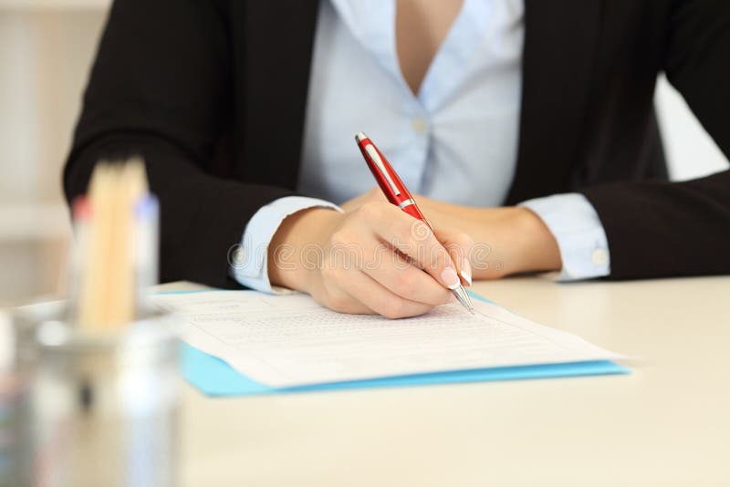Κλείστε επάνω ενός εργαζομένου γραφείων δίνει τη γεμίζοντας μορφή στοκ εικόνες με δικαίωμα ελεύθερης χρήσης