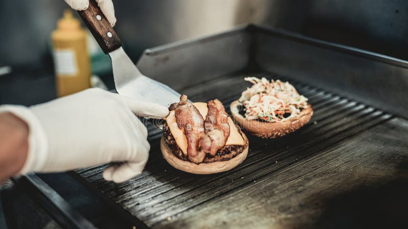 κλείστε επάνω Μαγειρεύοντας Burger εργαζομένων στο φορτηγό τροφίμων Έννοια τροφίμων οδών Τρόφιμα στην πόλη Πωλώντας πρόχειρα φαγη στοκ φωτογραφία με δικαίωμα ελεύθερης χρήσης
