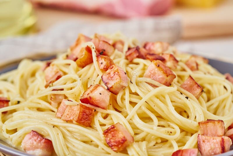 Κλείστε επάνω τα ζυμαρικά carbonara Μακαρόνια με το pancetta, το αυγό, το τυρί παρμεζάνας και τη σάλτσα κρέμας Πλάγια όψη alla με στοκ εικόνες Κλείστε επάνω τα ζυμαρικά carbonara Μακαρόνια με το pancetta, το αυγό, το τυρί παρμεζάνας και τη σάλτσα κρέμας Πλάγια όψη alla με στοκ εικόνες