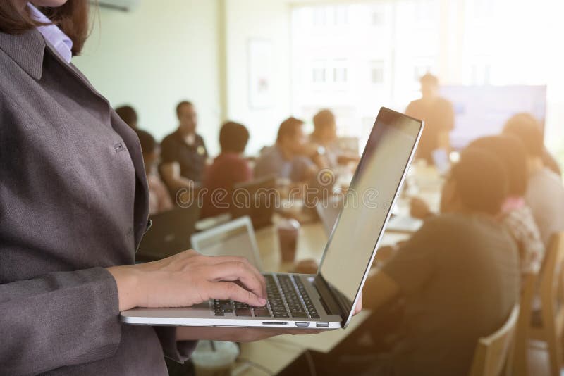 Κλείστε επάνω τη δακτυλογράφηση γυναικών γραμματέων στο lap-top της με συγκεντρώνει στοκ εικόνες με δικαίωμα ελεύθερης χρήσης Κλείστε επάνω τη δακτυλογράφηση γυναικών γραμματέων στο lap-top της με συγκεντρώνει στοκ εικόνες με δικαίωμα ελεύθερης χρήσης