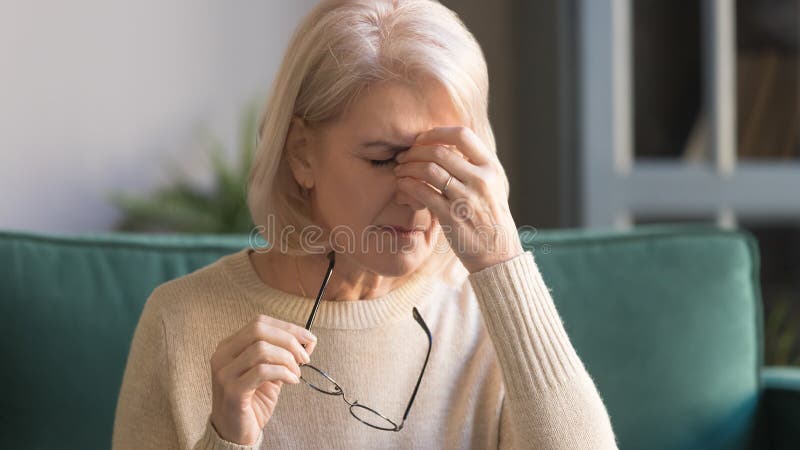 Κλείστε επάνω τη δυστυχισμένη γκρίζα μαλλιαρή ώριμη γυναίκα που πάσχει από eyestrain στοκ φωτογραφία Κλείστε επάνω τη δυστυχισμένη γκρίζα μαλλιαρή ώριμη γυναίκα που πάσχει από eyestrain στοκ φωτογραφία