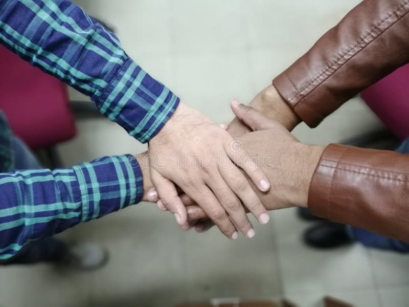 Κλείστε επάνω τη τοπ άποψη των νέων επιχειρηματιών που βάζουν τα χέρια τους από κοινού Στοίβα των χεριών Έννοια ενότητας και ομαδ στοκ φωτογραφία Κλείστε επάνω τη τοπ άποψη των νέων επιχειρηματιών που βάζουν τα χέρια τους από κοινού Στοίβα των χεριών Έννοια ενότητας και ομαδ στοκ φωτογραφία