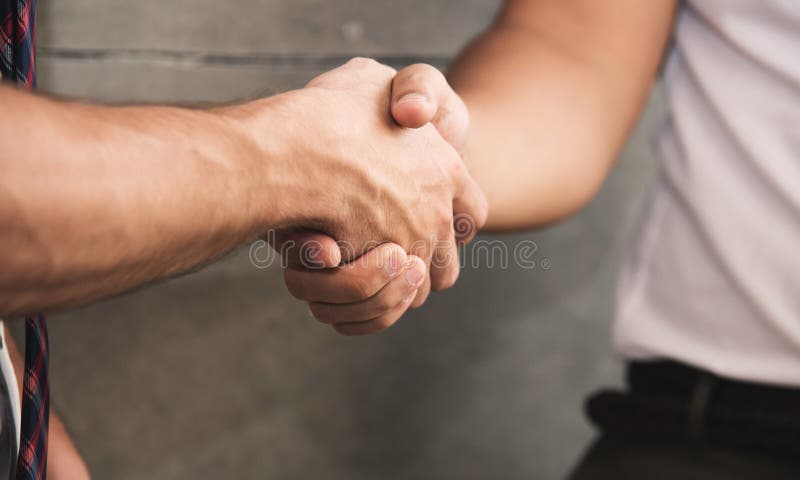 Κλείστε επάνω τη χειραψία επιχειρηματιών στοκ φωτογραφίες