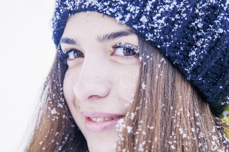 Κλείστε επάνω της νέας όμορφης γυναίκας με snowflake στο eyelashe στοκ εικόνα Κλείστε επάνω της νέας όμορφης γυναίκας με snowflake στο eyelashe στοκ εικόνα