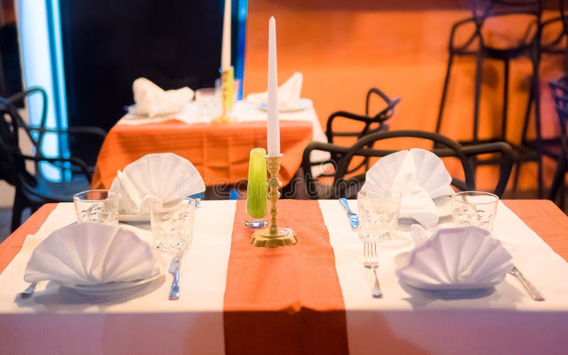 Κλείστε επάνω το κομψό Tabletop θέτοντας σχέδιο για δύο ανθρώπους μέσα σε ένα ακριβό εστιατόριο στοκ φωτογραφία με δικαίωμα ελεύθερης χρήσης Κλείστε επάνω το κομψό Tabletop θέτοντας σχέδιο για δύο ανθρώπους μέσα σε ένα ακριβό εστιατόριο στοκ φωτογραφία με δικαίωμα ελεύθερης χρήσης