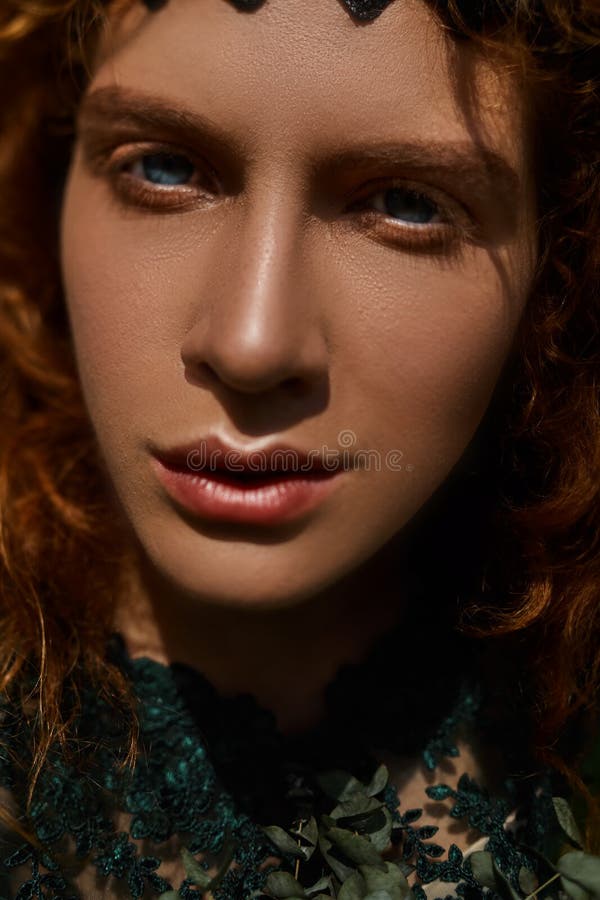 Κλείστε επάνω το πορτρέτο ενός όμορφου redhead κοριτσιού που παίζει με την τρίχα στοκ εικόνα με δικαίωμα ελεύθερης χρήσης Κλείστε επάνω το πορτρέτο ενός όμορφου redhead κοριτσιού που παίζει με την τρίχα στοκ εικόνα με δικαίωμα ελεύθερης χρήσης