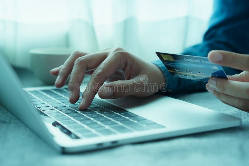 Κλείστε επάνω το χέρι των επιχειρηματιών αγοράζει on-line με μια πιστωτική κάρτα Τα άτομα χρησιμοποιούν το lap-top και κάνουν τις στοκ φωτογραφίες με δικαίωμα ελεύθερης χρήσης