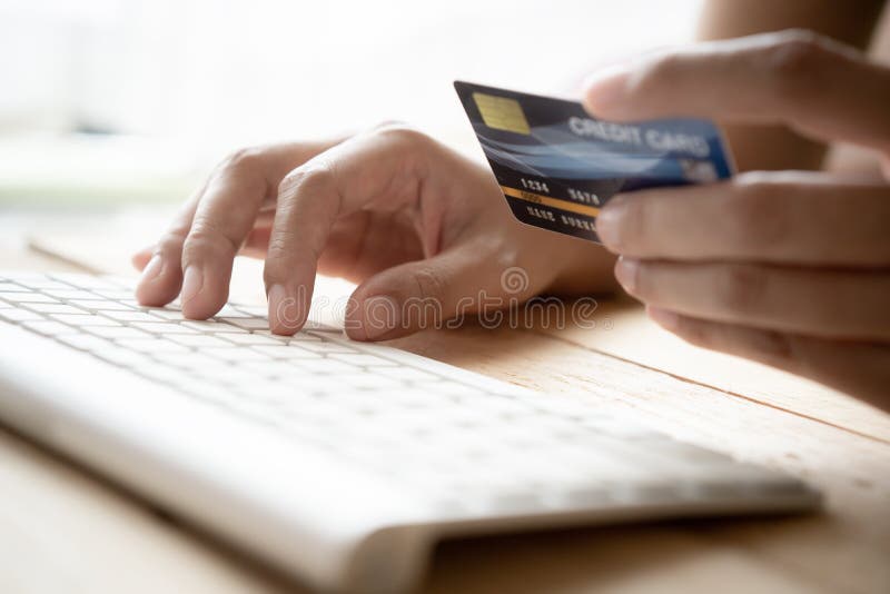 Κλείστε επάνω το χέρι των επιχειρηματιών αγοράζει on-line με μια πιστωτική κάρτα Τα άτομα χρησιμοποιούν τον υπολογιστή και κάνουν στοκ εικόνες